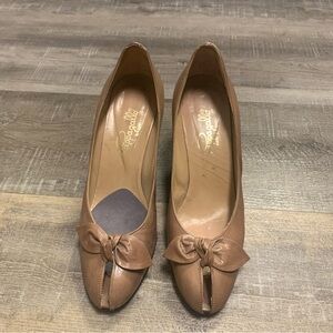 Pappagallo Women’s 7N Vintage Bow Accent Beige Nude Pumps Heels